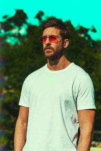 Calvin Harris basszusgitárt penget Katy Perry és Pharrell Williams mellett