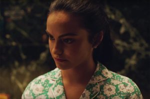 Camila Mendes szenvedélyes szállodai alkalmazottként táncolja végig a The Chainsmokers új klipjét!